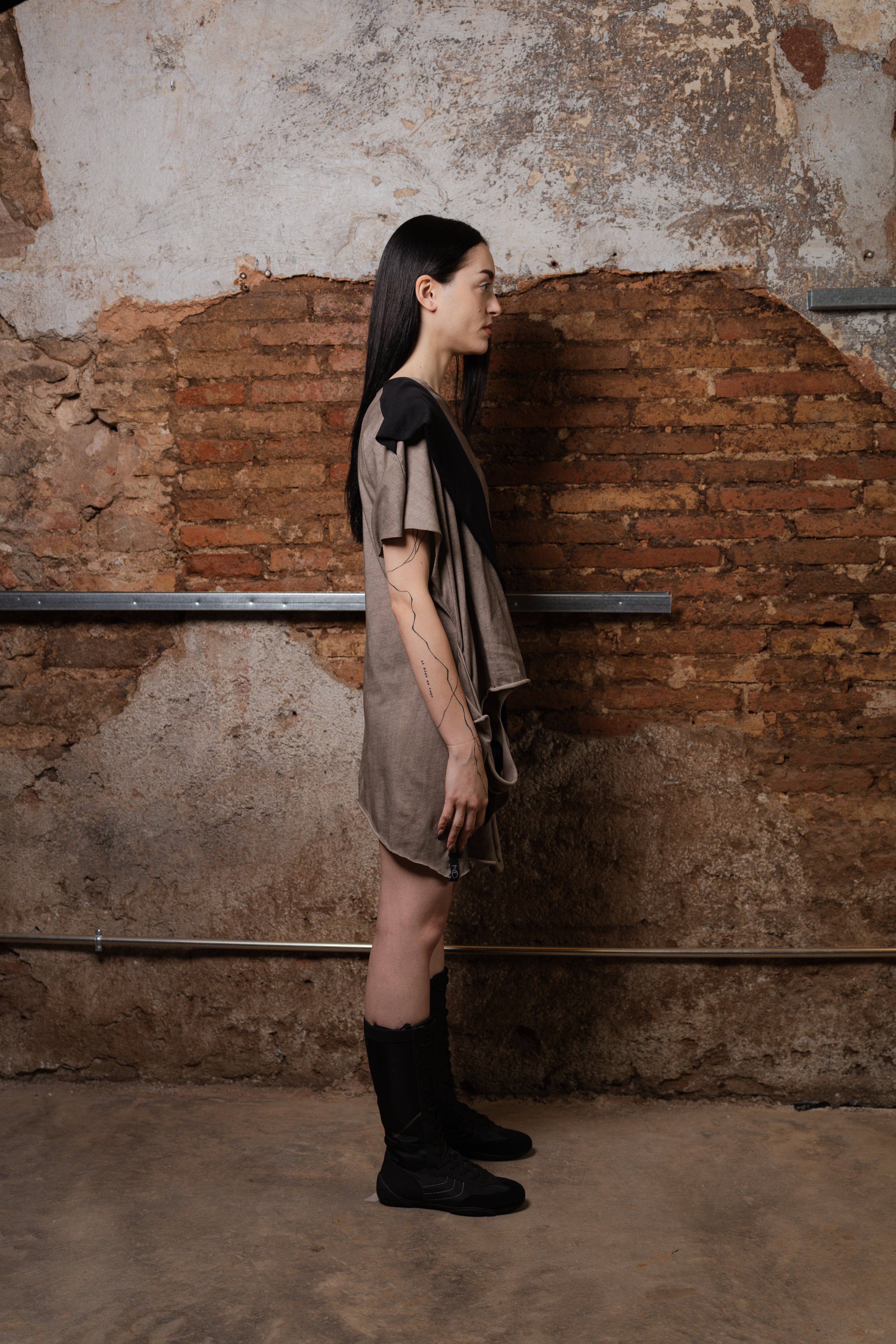 Black Camiseta de Capas Transformable Wave for wholesale on Faire6