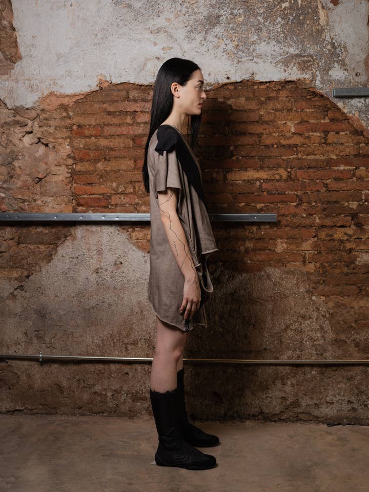 Black Camiseta de Capas Transformable Wave for wholesale on Faire6