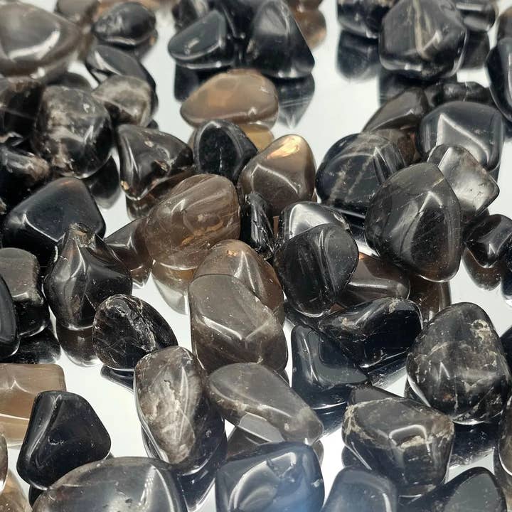 Cristalli di Quarzo Fumé Morian Scuro Levigati Lotto da 200g per la vendita all'ingrosso da parte di Distinction Crystals