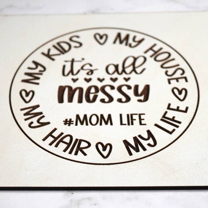 Cartello «Life is Messy», targa MoM, con accento in legno, cartello Farm House, 12,7 x 12,7 cm, mattonelle Scrabble, decorazione da parete per la vendita all'ingrosso da parte di C3DAR Design