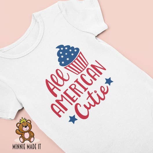 Alle Amerikanske Cutie Baby Onesie for engroshandel hos Minnie Made It