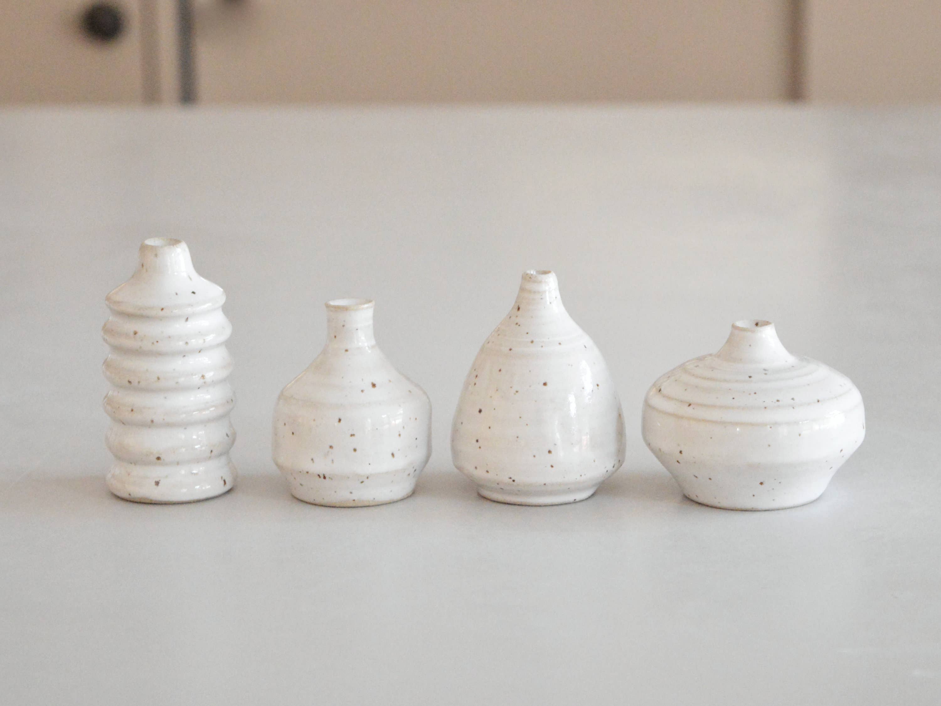 Karolina Bednorz Ceramics - Venta al por mayor Floreros - Mini jarrones decorativos NUDE de cerámica hechos a mano en Italia1