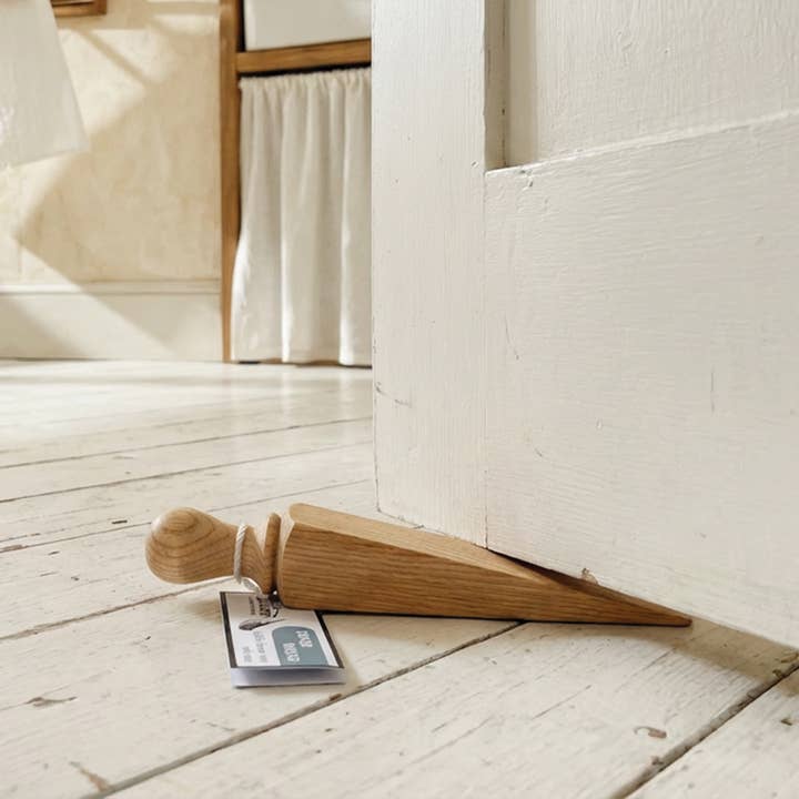 DER HAUSWIRTSCHAFTSRAUM - 20CM HOLZTÜRKEIL für den Großhandel von Sting in the Tail Ltd