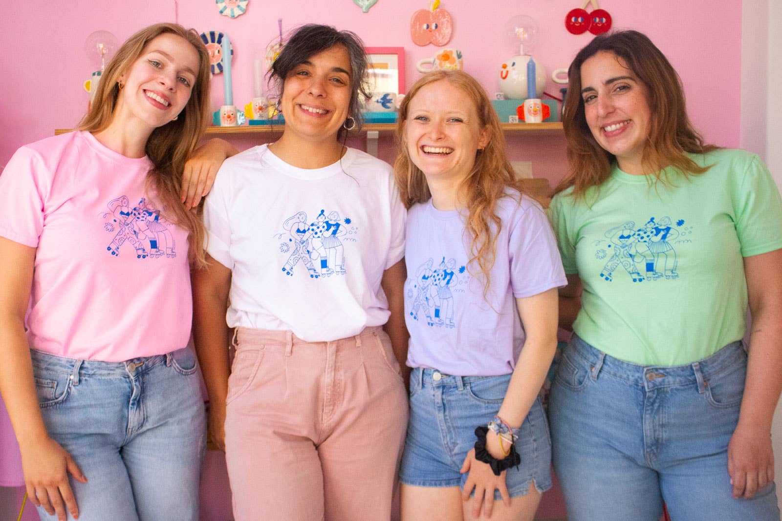 Ana Seixas - Vendita all'ingrosso Maglietta serigrafata - Donna - T-shirt rosa chiaro con stampa di ragazze su pattini a rotelle - Ana Seixas5