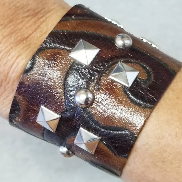 Manchette en cuir clouté - Marron Paisley Swirl pour la vente par Shrake Culture