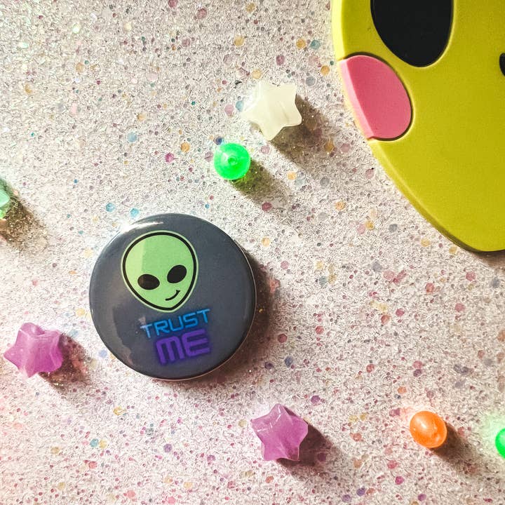 Botón Pinback de Trust Me, espeluznante ovni de Halloween para venta al por mayor de Superbloom Co