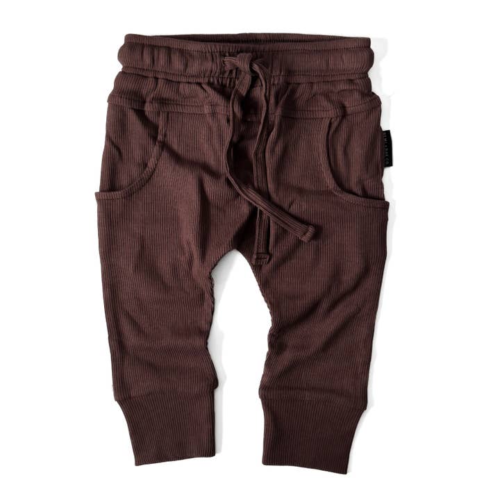 JOGGINGS CÔTELÉS EN BAMBOU - CACAO pour la vente par Remi + Rae Co.