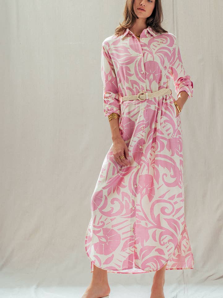 Robe chemise à boutons avec ceinture et motif floral abstrait rose pour la vente par Urban Daizy