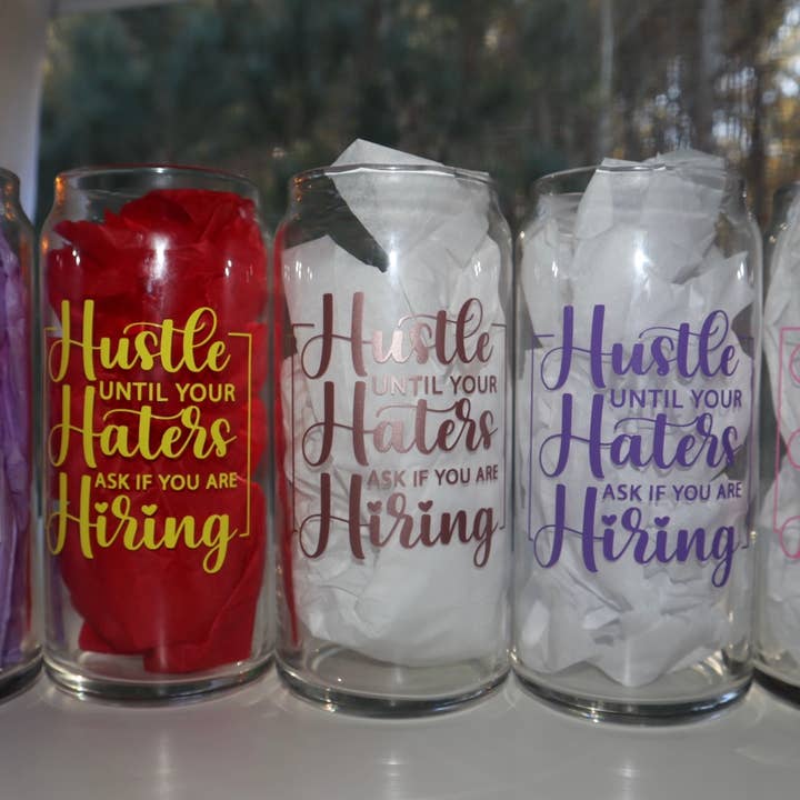 Hustle jusqu"à ce que vos ennemis vous demandent si vous embauchez Can Glass Cup pour la vente par crystyle and company creations llc