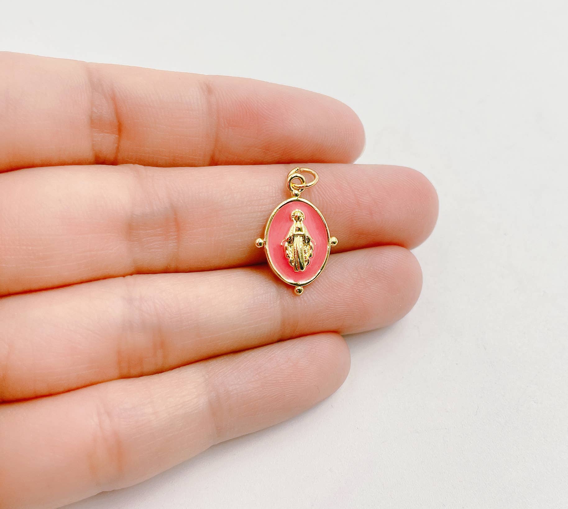 Beads Creation – Großhandel Individueller Charm/Anhänger – Vergoldeter Emaille-Anhänger mit Jungfrau Maria Motiv1