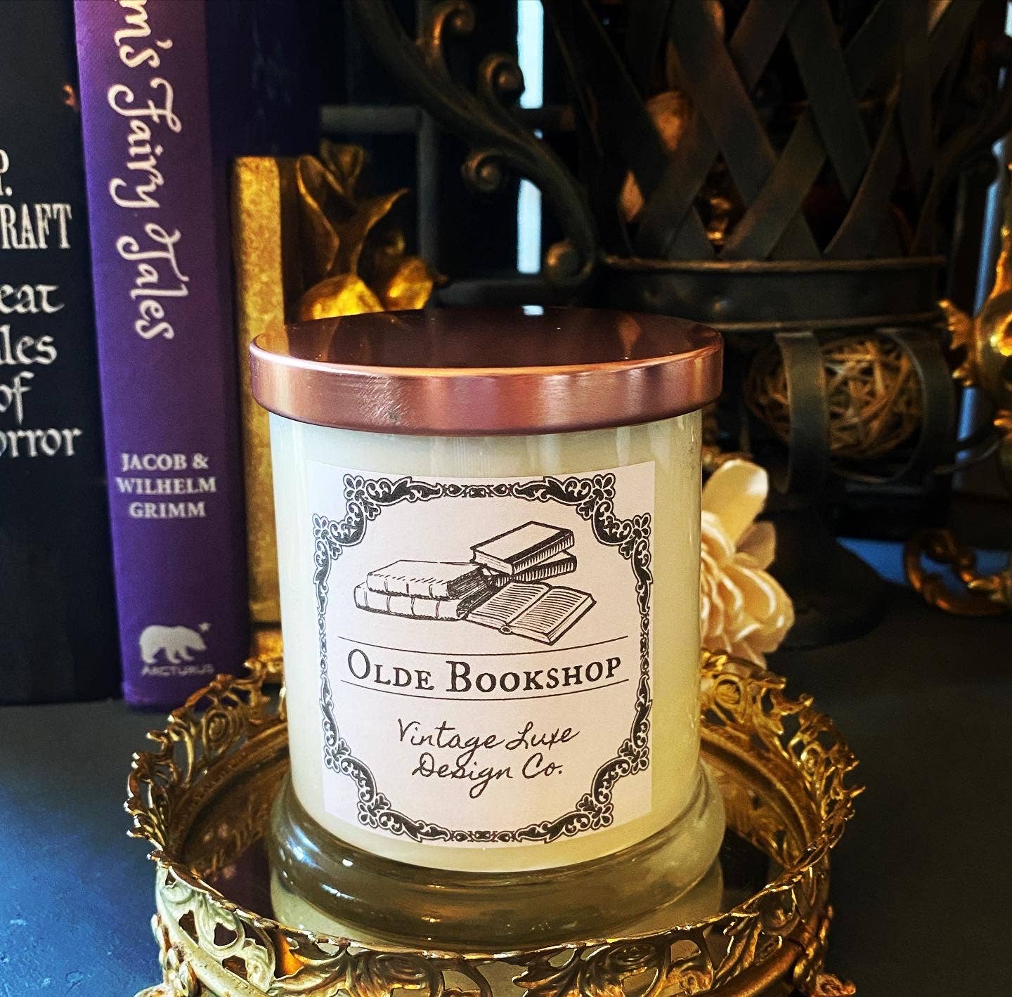 Vintage Luxe Design Co. – wholesale Burkljus – Olde Bookshop 255 g Sojavaxljus – Present till bokälskare3