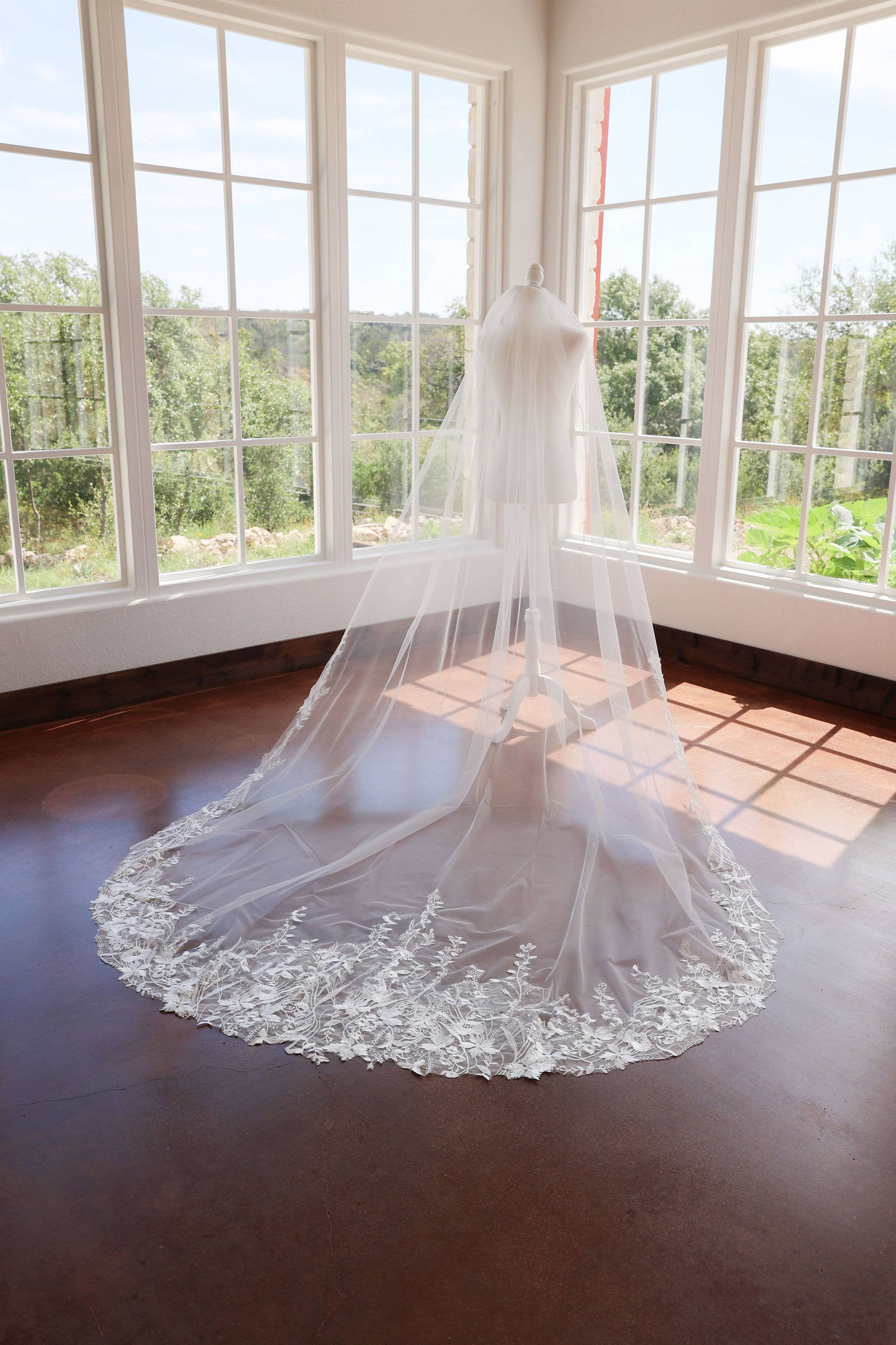 Petite Mariee Boutique – wholesale Veil – Women’s – Wildflower Wedding Veil3