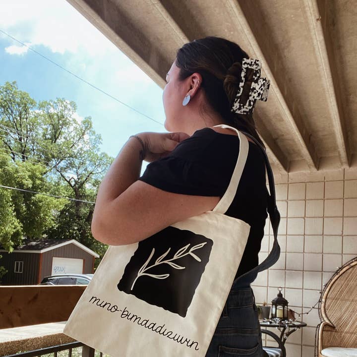 Sac fourre-tout Mino Bimaadiziwin pour la vente par Eagle Woman Prints