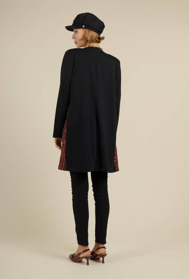 You Udress – Großhandel Jacke – Damen – Mittellange Jacke in Schwarz und Burgunderrot mit Details aus Imp Velvet