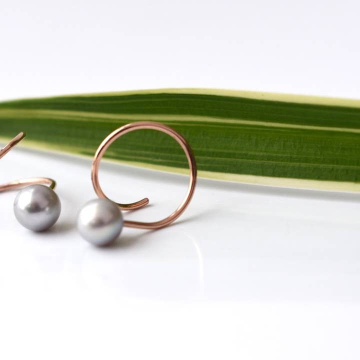 Twist on oorbellen met parel voor wholesale door Jen Hough Designs