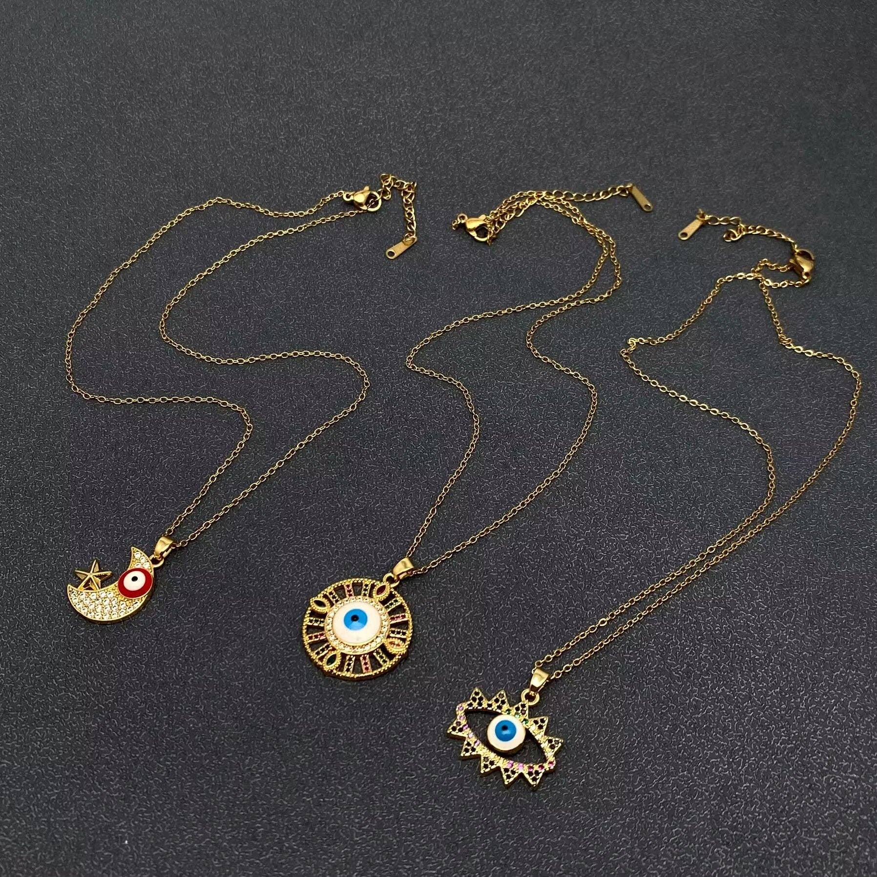 Mio Queena - Venta al por mayor Collares con colgantes/abalorios - Collar chapado en oro con colgante de ojos malvados con diamantes de imitación de varios estilos27