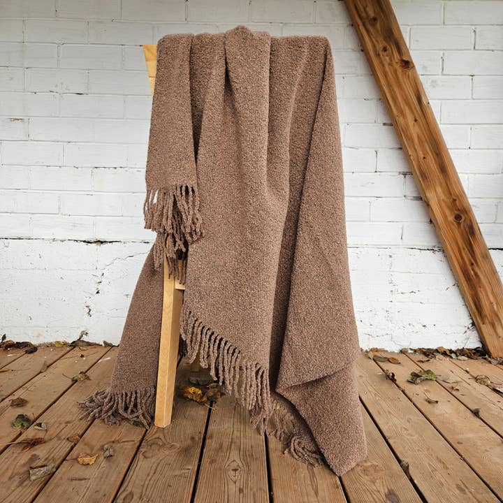 NorraVilla Bouclé-Wolldecke „Teddy“ in Karamell mit Fransen für den Großhandel von NorraVilla
