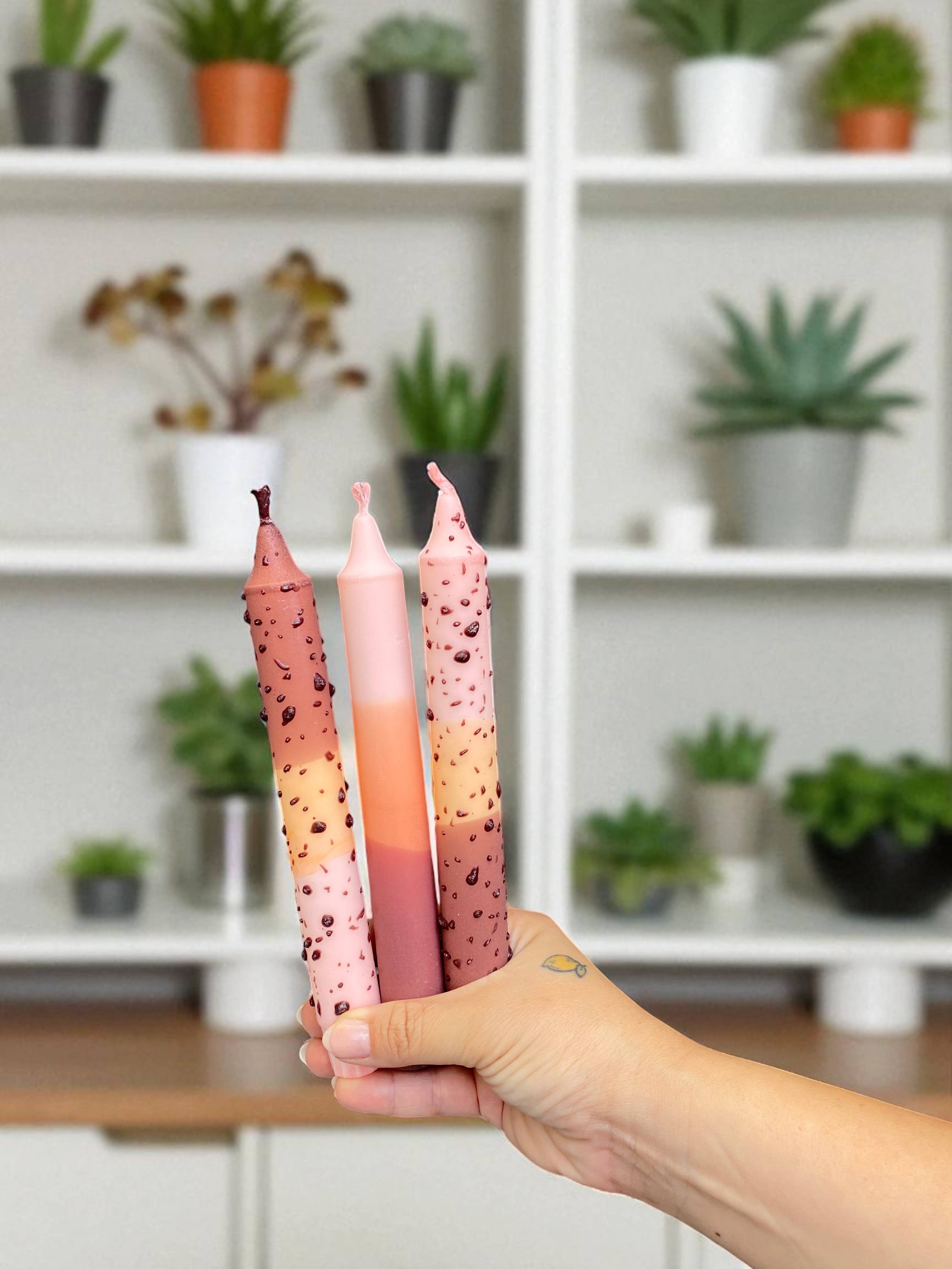 Kupkup HB. - Fi Design Studio Co. – vela pilar por atacado – Brilho Alegre | Vela Tapper Outono em Nova Iorque | 2,3x20 cm15