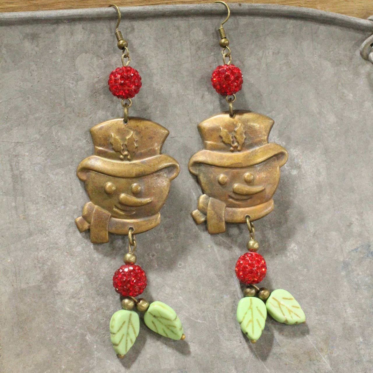 The Primitive Peddler, Inc. - Vente Boucles d'oreilles pendantes - Boucles d'oreilles pendantes Bonhomme de neige Houx Berry2