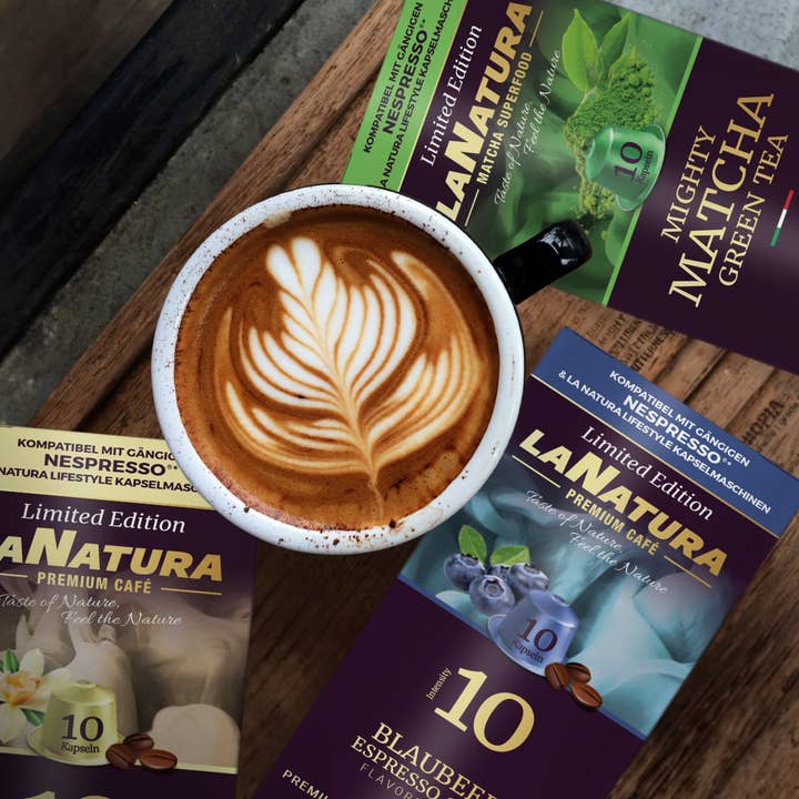 La Natura Lifestyle BIO GmbH - Vendita all'ingrosso Cialde caffè - La Natura Lifestyle CONFEZIONE ASSAGGIO, 80 capsule di caffè e tè compatibili con macchine da caffè Nespresso³, Mirtillo, Caramello-Miele, Caffè Irlandese, Marshmallow, Nocciola, Vaniglia, Cocco, Tè Matcha