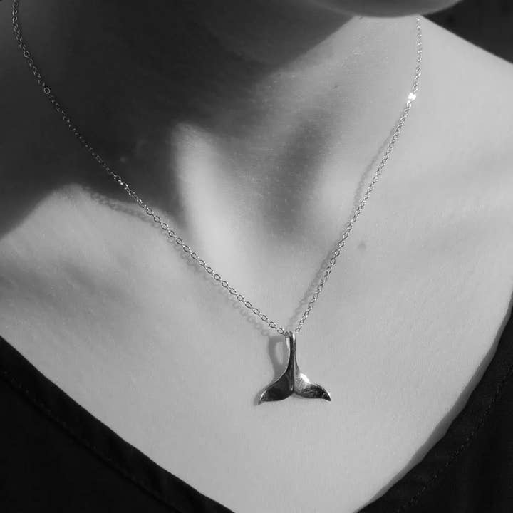 Semaki & Bird – wholesale Hänge-/berlockhalsband – Alaska Whale Tail Halsband - guld Naturhistoria1