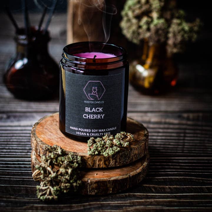 Sojakerze im Glas mit schwarzem Kirsch- und Vanilleduft für den Großhandel von Rosefox Candles