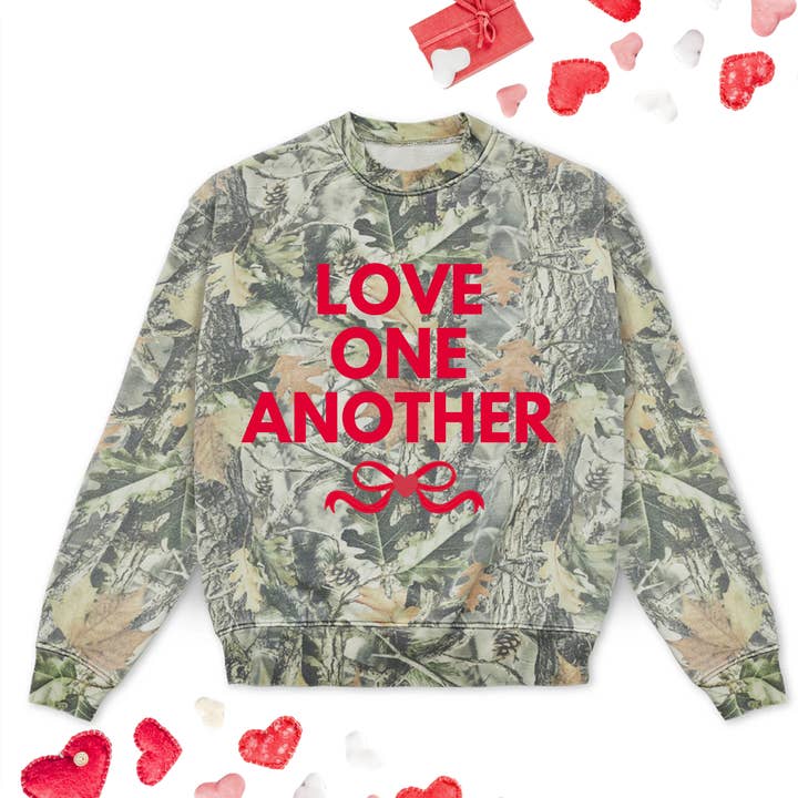 Sweat-shirt et t-shirt camouflage "Aimez-vous les uns les autres" de la Saint-Valentin pour la vente par Simply Blush Wholesale
