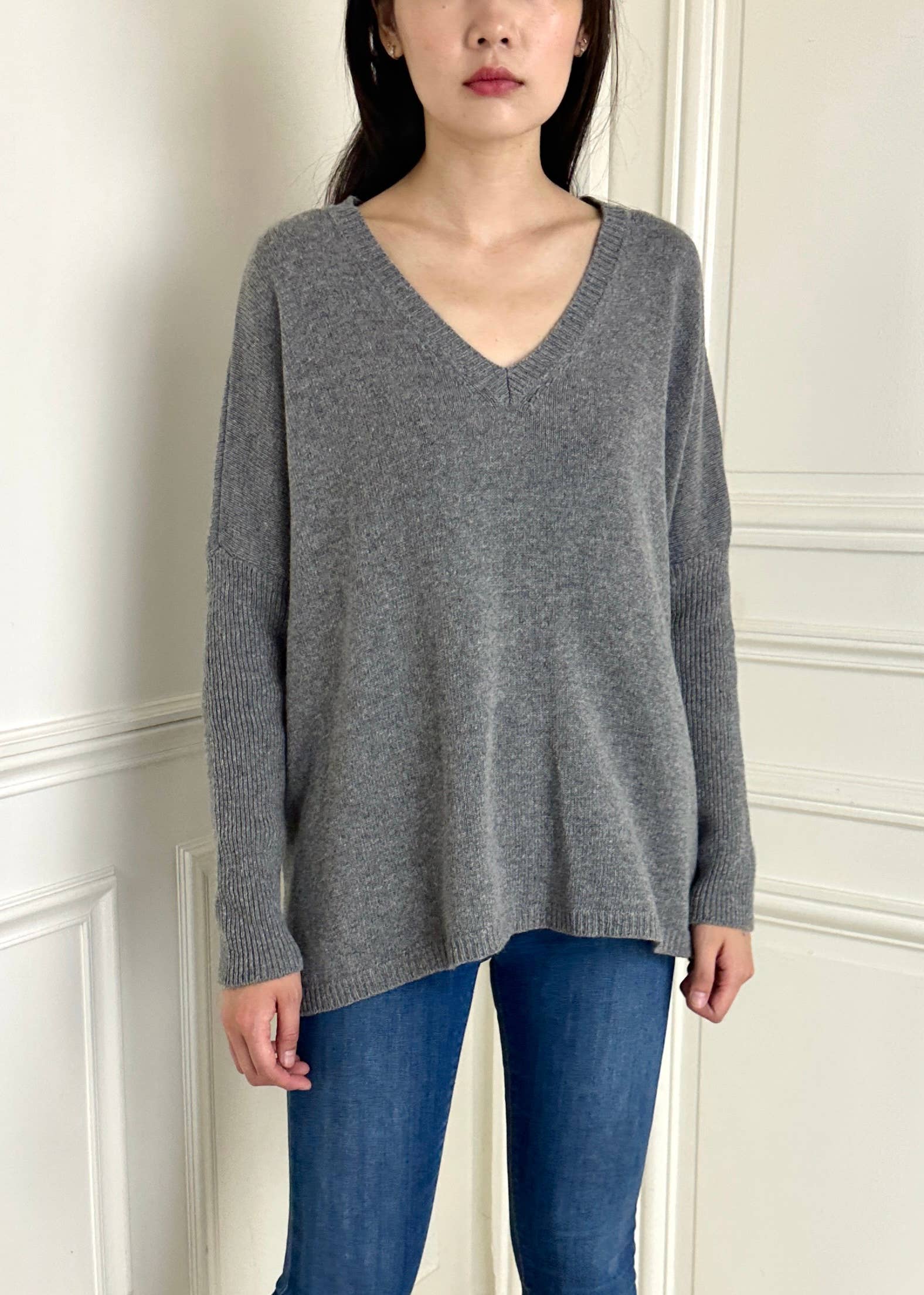 JULIA PARIS - Wholesale Knit Sweater - Women's - Oversized fit V-neck sweater in cashmere and wool knit4