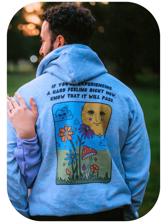 Stürme dauern nicht ewig/Wenn du gerade ein schweres Gefühl verspürst, sei dir bewusst, dass es vorübergehen wird (inklusive Rücken- und Ärmelprint!) - Kapuzenpulli für den Großhandel von Self-Care Is For Everyone