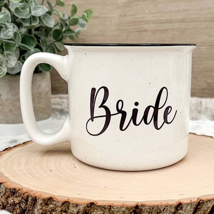 Bride Camper-mok - 18 oz - Vaatwasmachinebestendig voor wholesale door Hometown Hello