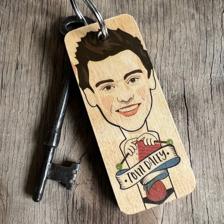 Porte-clés en bois avec le personnage de Tom Daley - RWKR1 pour la vente par Wotmalike