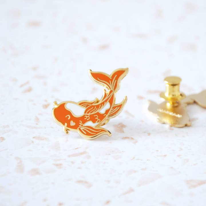 Hop & Flop - Venta al por mayor Botón/prendedor - Pin de esmalte Lucky Koi Fish