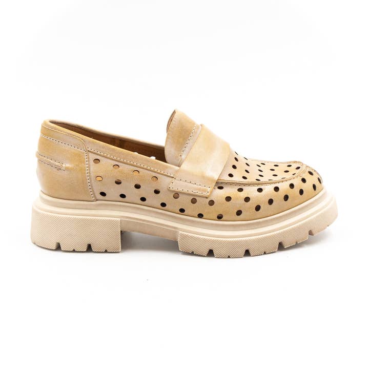 Xand P - chaussure alliant passé et présent au design emblématique revisité pour la vente par Casta