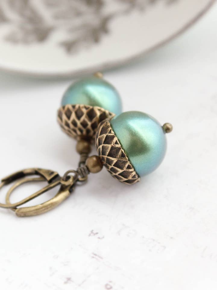 Boucles d'oreilles Pearl Acorn (21 couleurs) - LAITON VIEILLI pour la vente par A Pocket of Posies