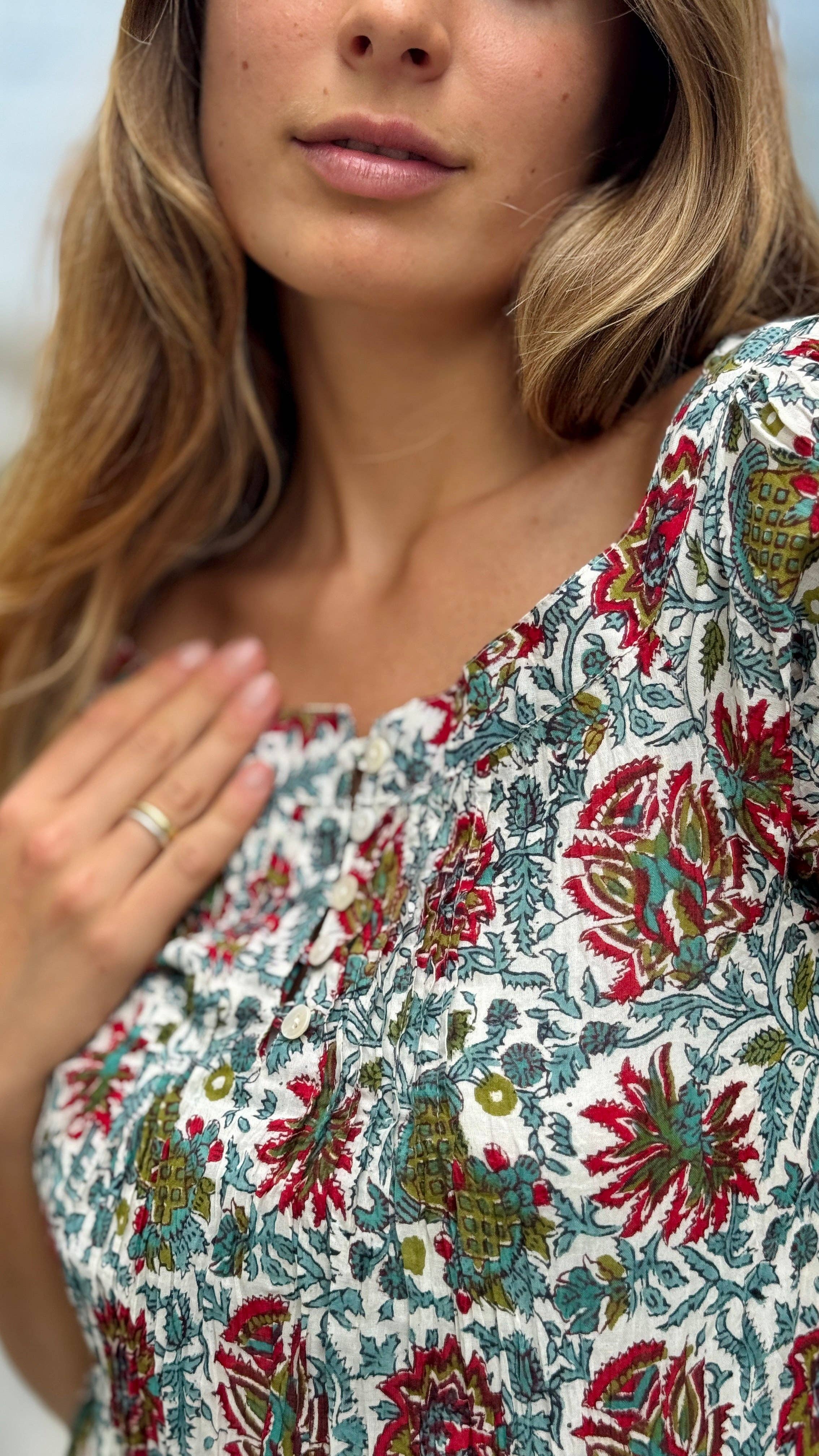 MALINI FASHION DESIGN PRIVATE LIMITED - Wholesale Blouse - Women's - Camicia in Cotone Indiano Block Print – Bianca con Fiori Rosso Rubino e Foglie Smeraldo, Maniche Corte4