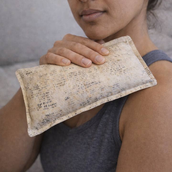 Pack de Riz Réutilisable Chaud/Froid Zen Pack - Notes Françaises Vintage pour la vente par The Zenful Artist