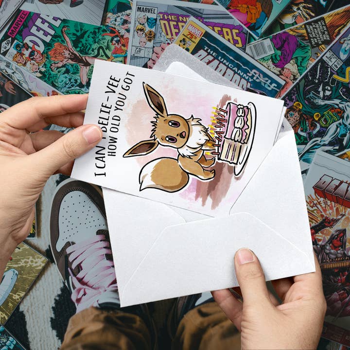 Aaron Millard Illustration – Großhandel Geburtstagskarten – Geburtstagskarte „Can't Belie-vee How Old“, Motiv Nerd Anime Critter