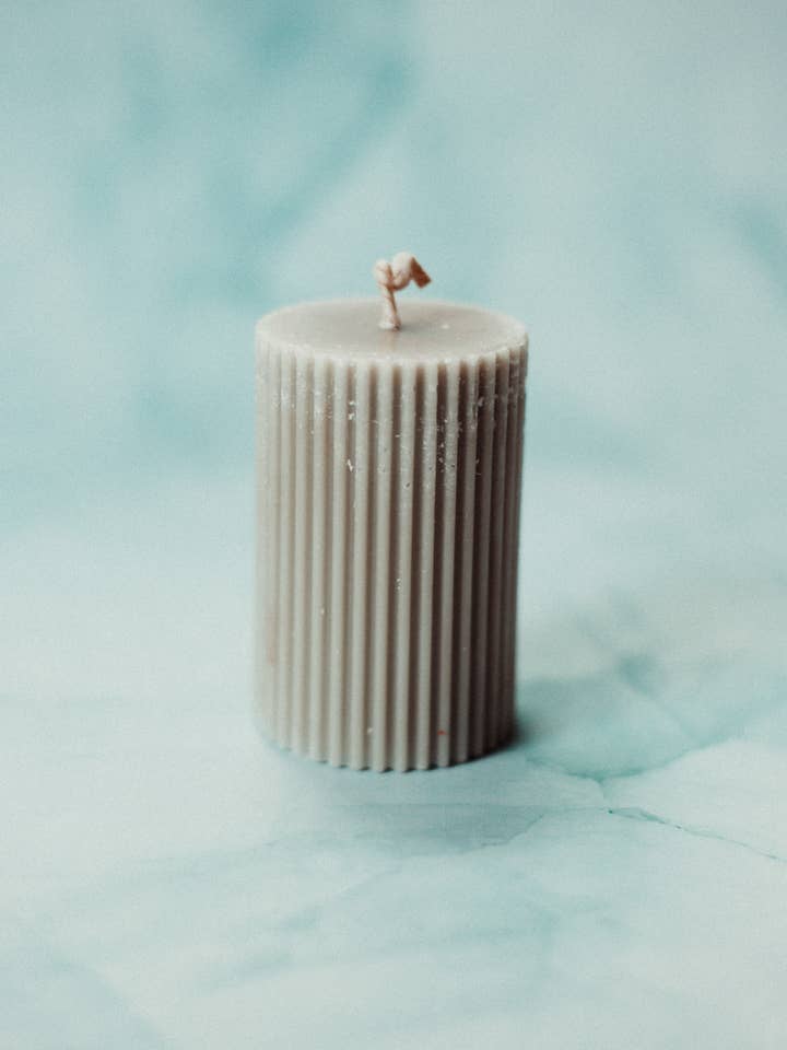 Bougie non parfumée Cilinder pour la vente par Creative Cliche Candle Co.
