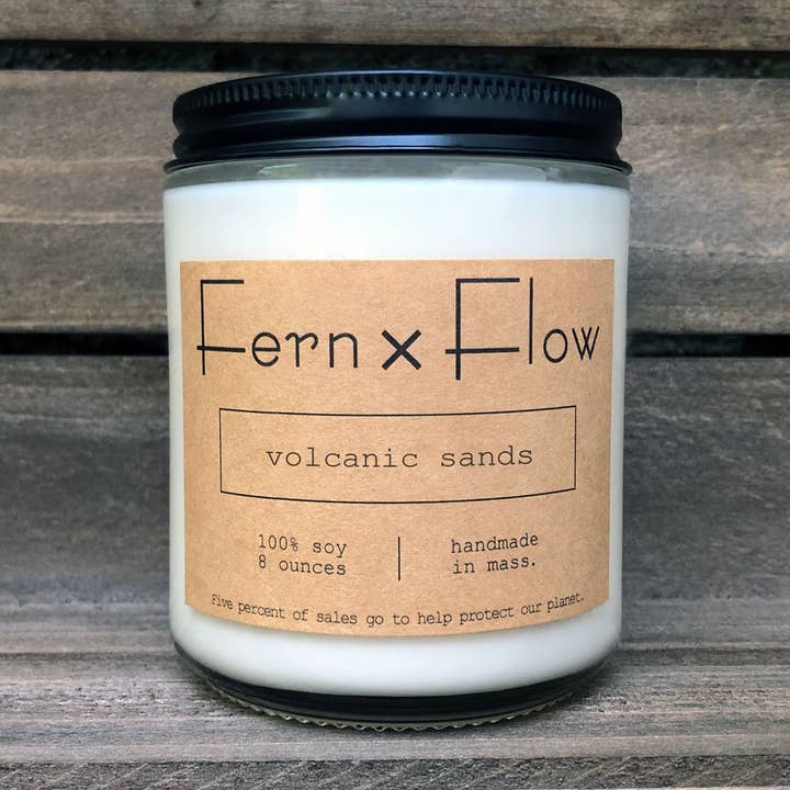 Candela di soia in vetro Volcanic Sands Farmhouse per tutto l'anno - 8oz per la vendita all'ingrosso da parte di Fern x Flow Soy Candles + Home Fragrance