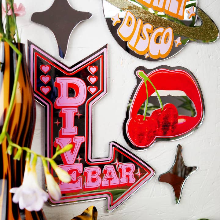 Printed Weird - Wholesale Muurspiegel - Retro spiegel met dive bar-pijl (2 maten)1