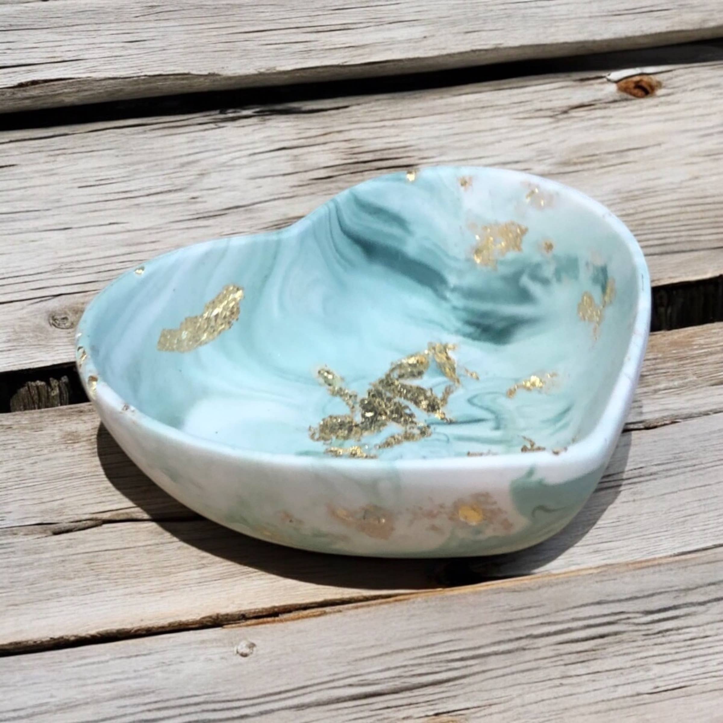 Eco Homeware Studio – Großhandel Schmuckschalen – Jesmonite Mini-Herzschale – Zen-Grüner Marmor mit Blattgold1