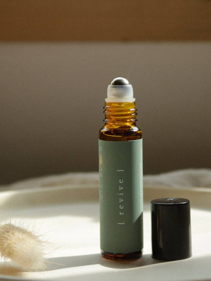 Miscela roll-on di oli essenziali Revive per la vendita all'ingrosso da parte di Meyvn Apothecary