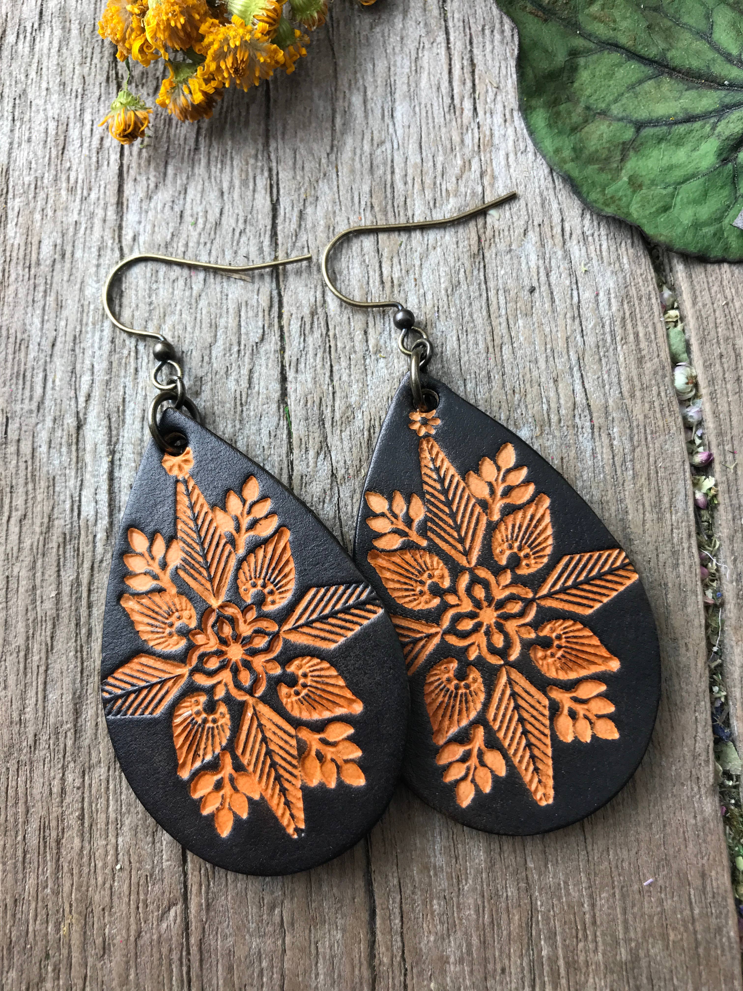 Red Pony Leather Goods – Engroshandel Hængeøreringe og creoløreringe – Håndværktøj Mandala læder øreringe i lyse farver1