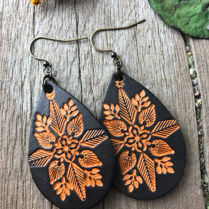 Red Pony Leather Goods – Engroshandel Hængeøreringe og creoløreringe – Håndværktøj Mandala læder øreringe i lyse farver1