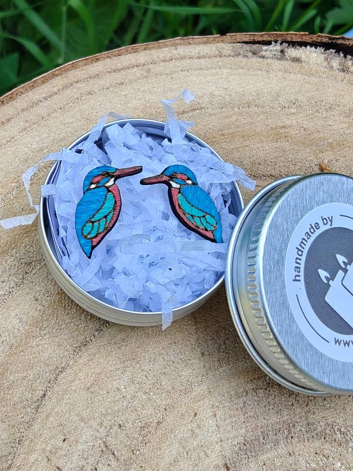 Handpainted Birch Kingfisher Bird Stud Earrings with Tin for wholesale by Hyggestyle