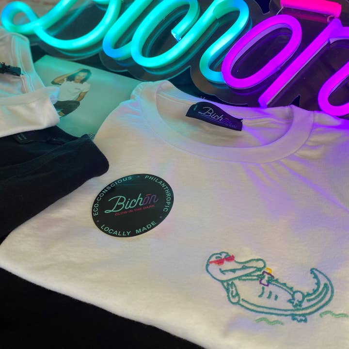 Camiseta blanca unisex Alligator Chilling | Brilla en la oscuridad para venta al por mayor de Bichōn