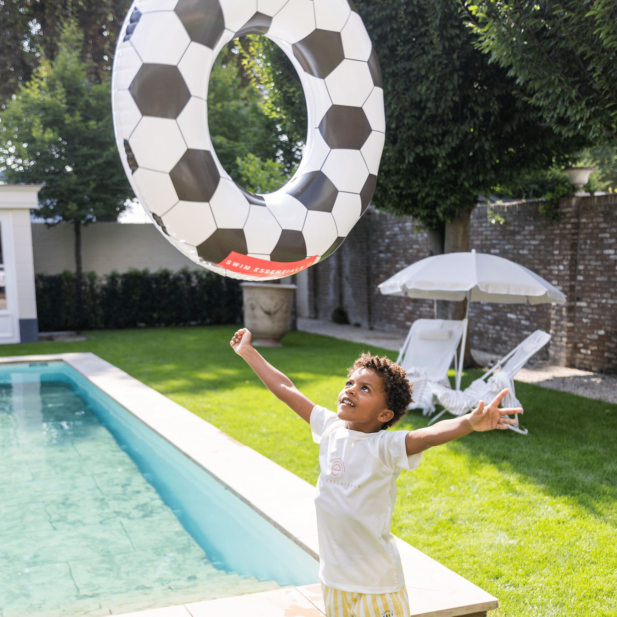 Noir/Wit Swim Essentials | Bouée de natation motif ballon de football Ø 90 cm noir et blanc en vente sur Faire1