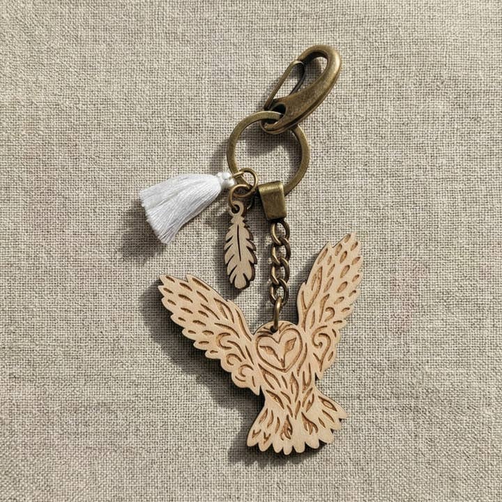 Bijou de sac en bois massif gravé – Chouette – Thème nature pour la vente par LILLADREY