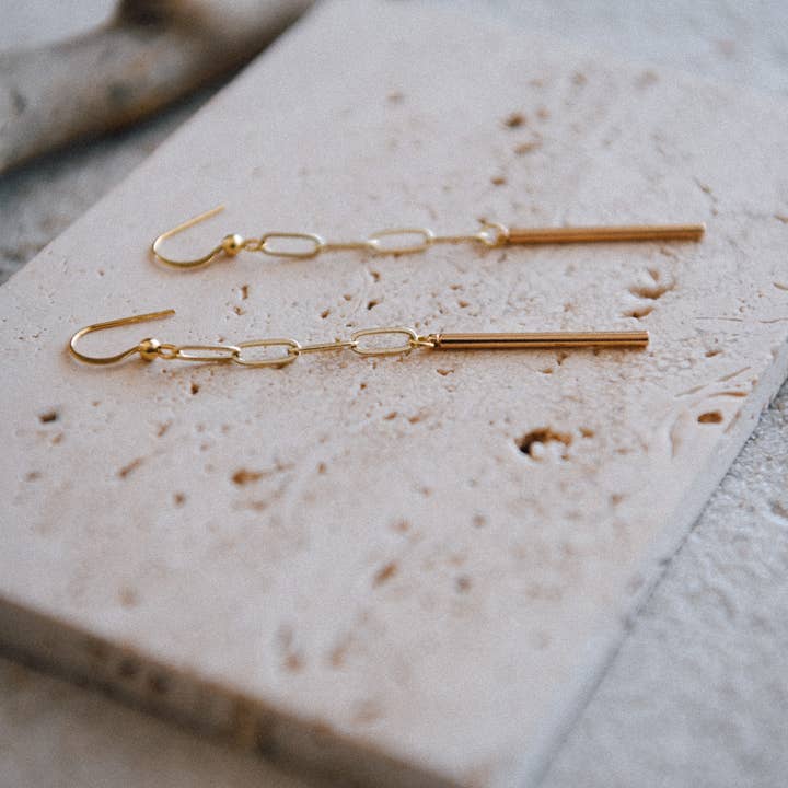 Pendientes colgantes chapados en oro Gatsby Bar para venta al por mayor de Cecelia Designs Jewelry