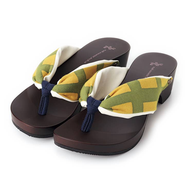 pantofole Geta bianche (tacco: 4.5) per la vendita all'ingrosso da parte di Japacolle — Japan Collections | See Latest News in "About"